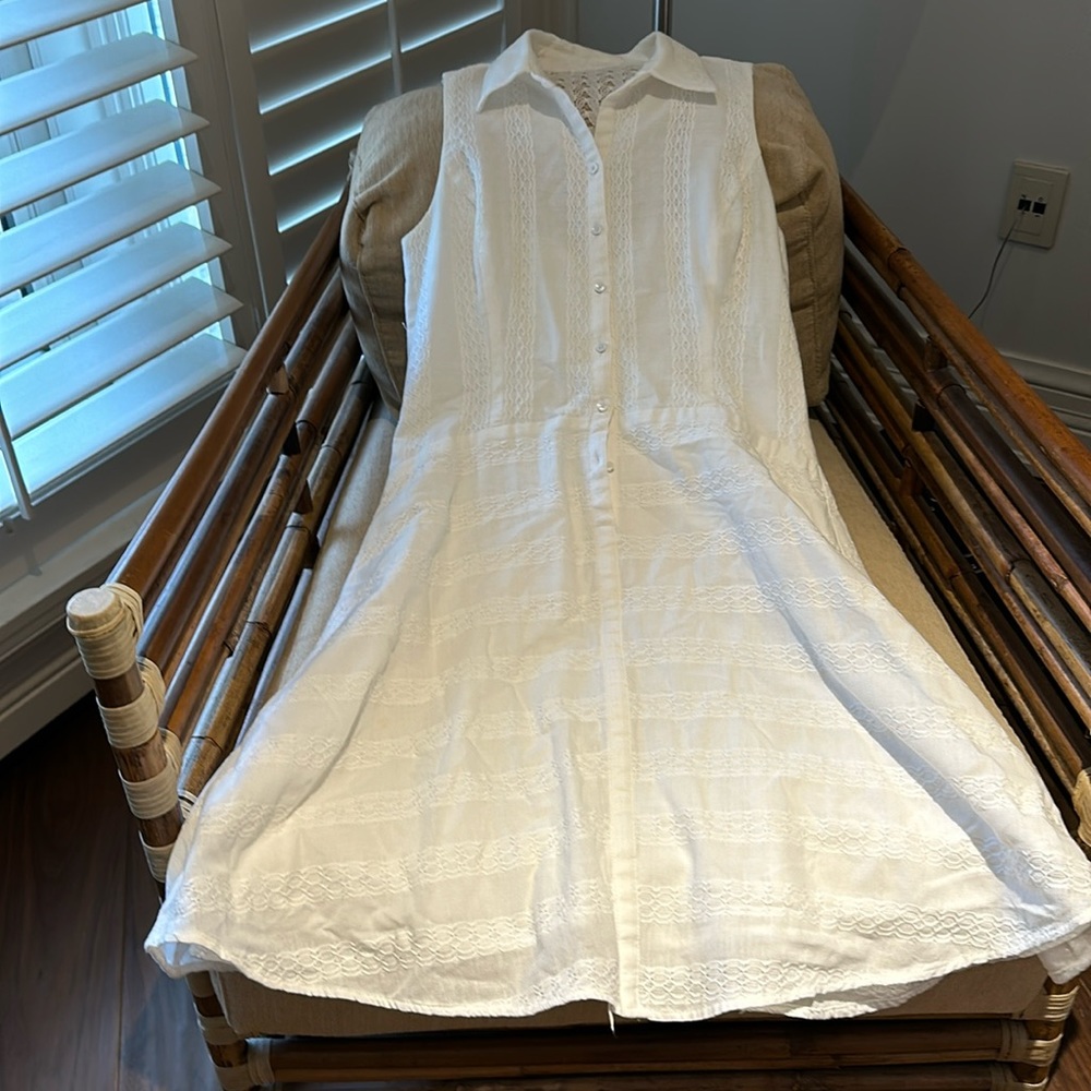100% Cotton. Sleeveless dress. Great condition. Only tried on.